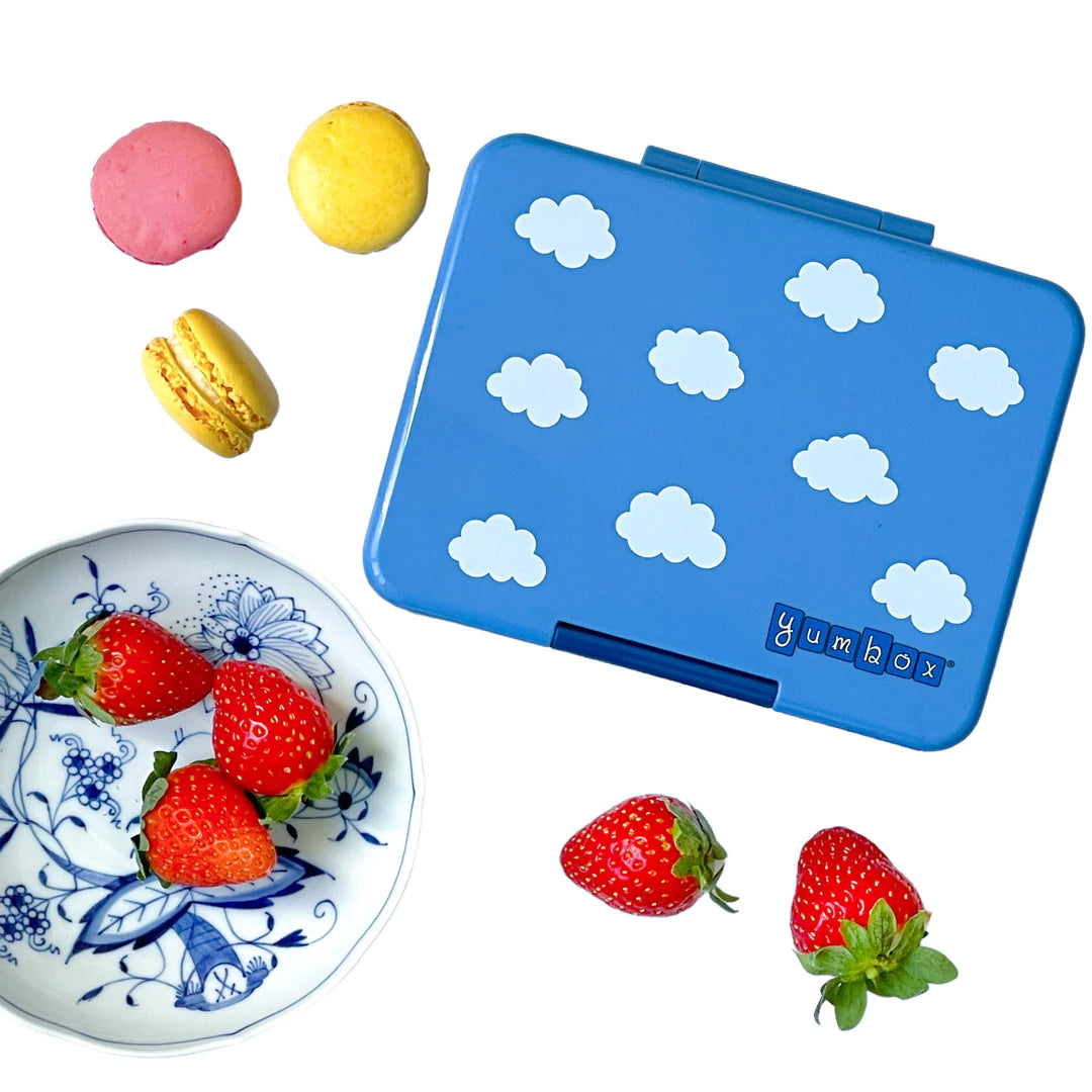 Yumbox Snack 3 oddelenia pravá modrá s potlačou (obláčiky)