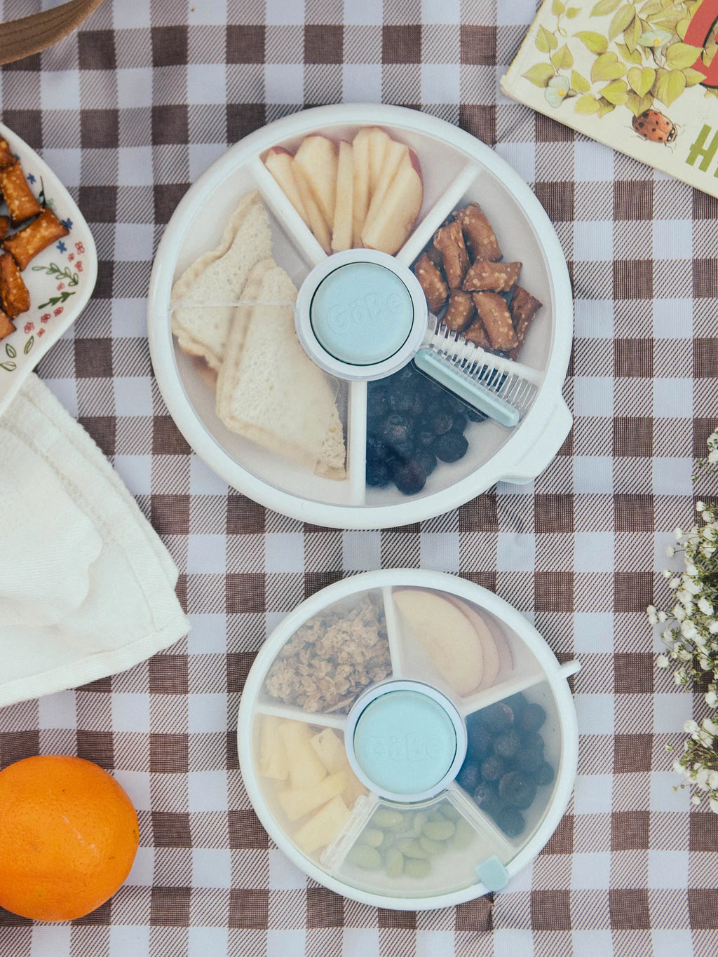Göbe Spinner FLIP (malý) - boxík s tlačidlom pre najmenších s 5 priehradkami modrá