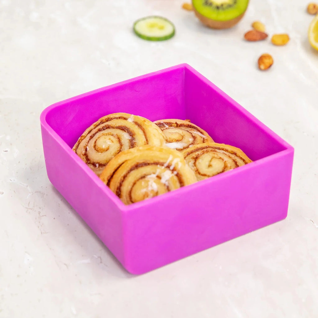 MontiiCo FEAST štvorcová silikónová tácka Fuchsia