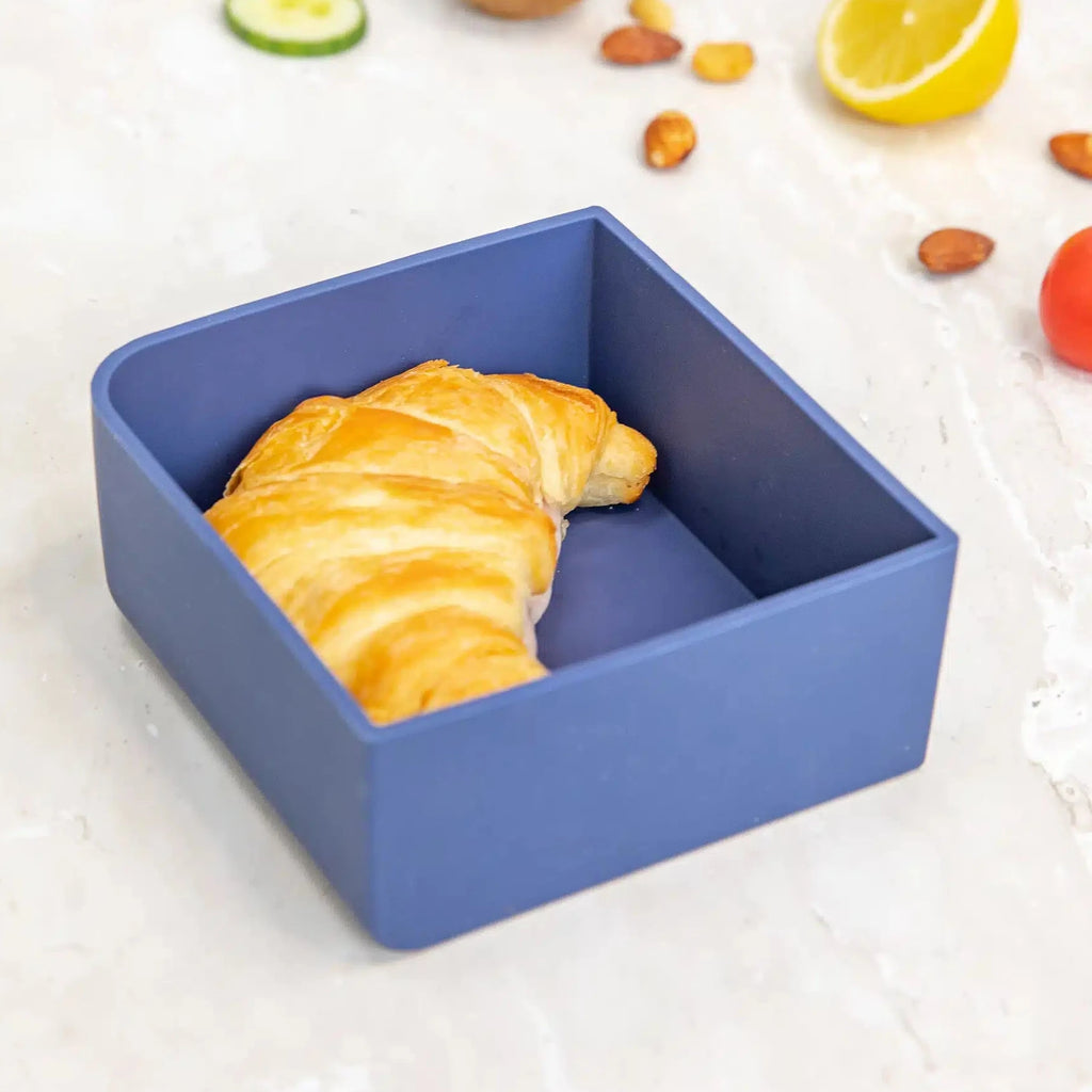 MontiiCo FEAST štvorcová silikónová tácka Navy