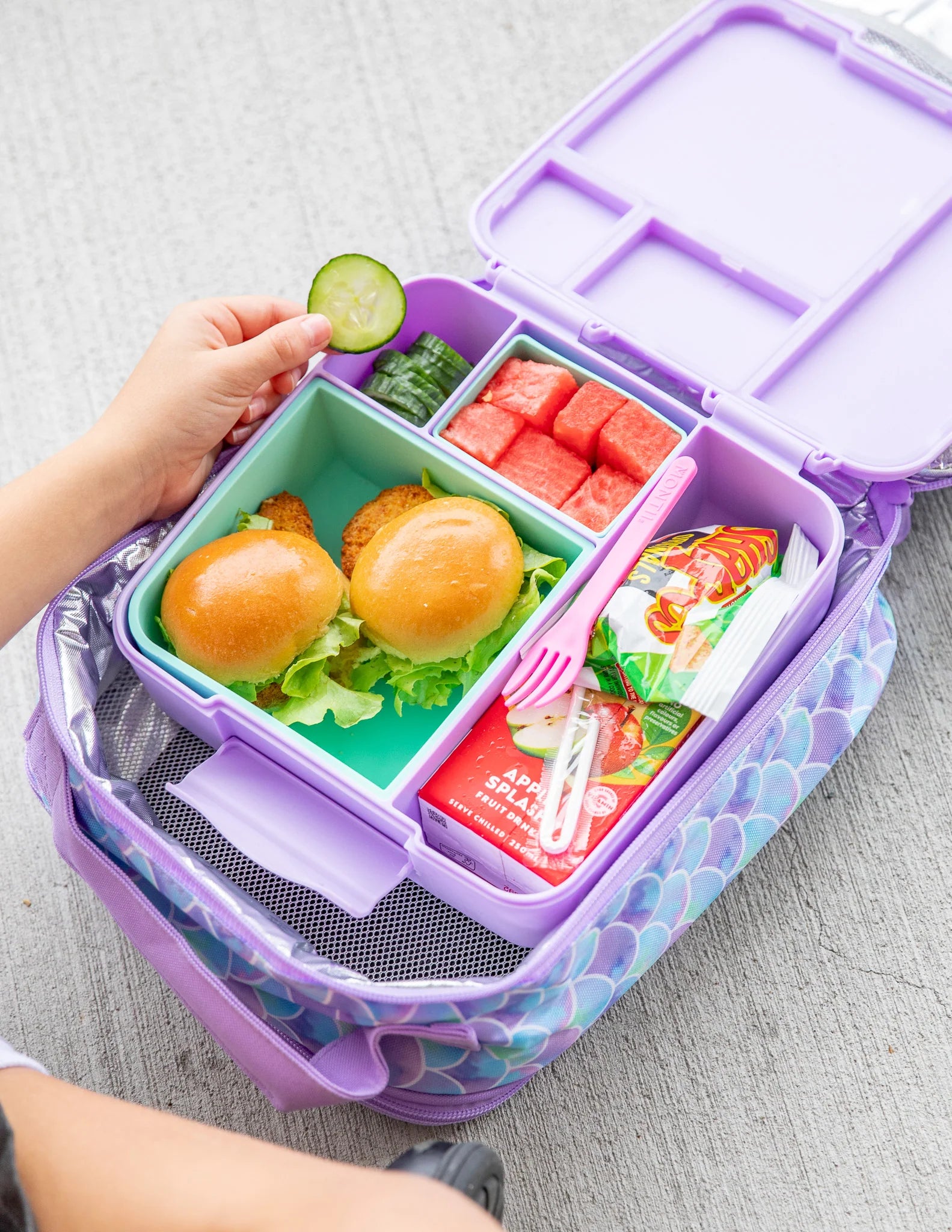 MontiiCo FEAST štvorcová silikónová tácka Tyrkys