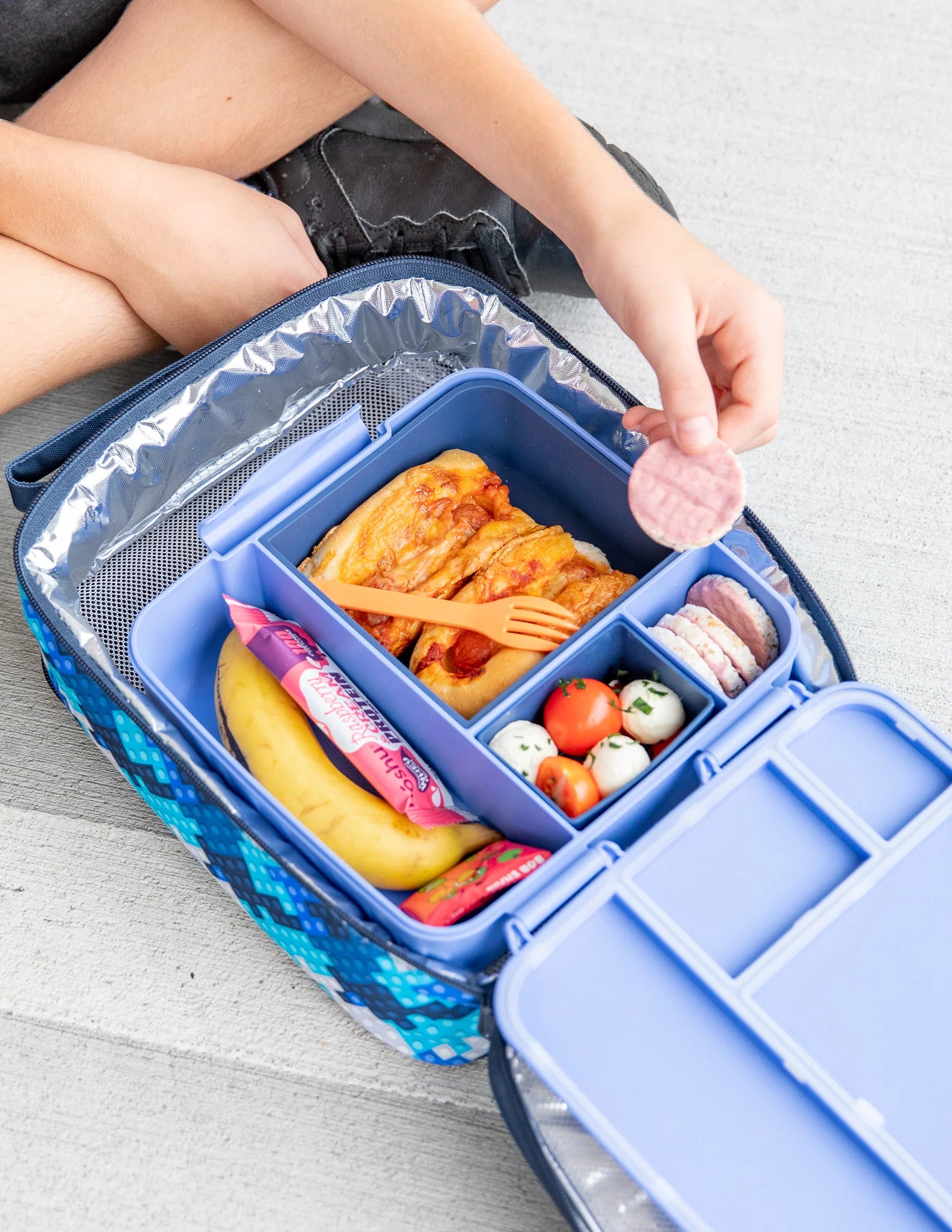 MontiiCo FEAST štvorcová silikónová tácka Navy