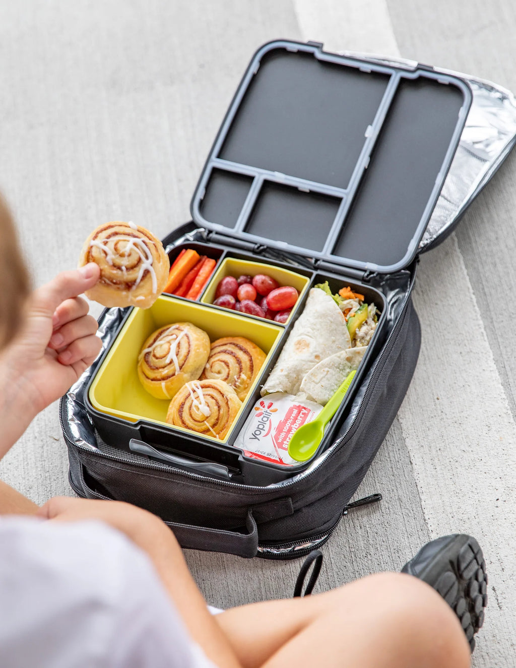 MontiiCo FEAST štvorcová silikónová tácka Žltá