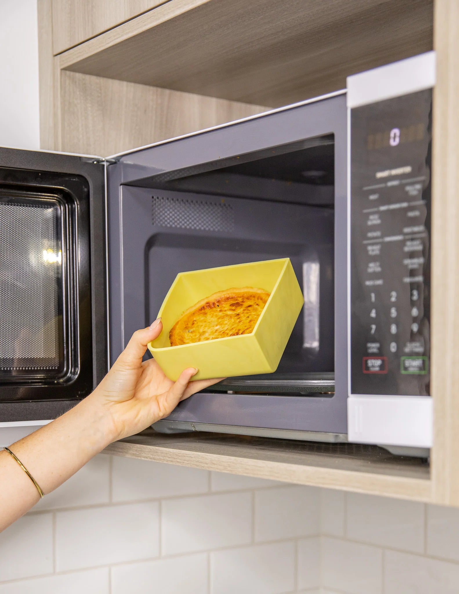 MontiiCo FEAST štvorcová silikónová tácka Žltá