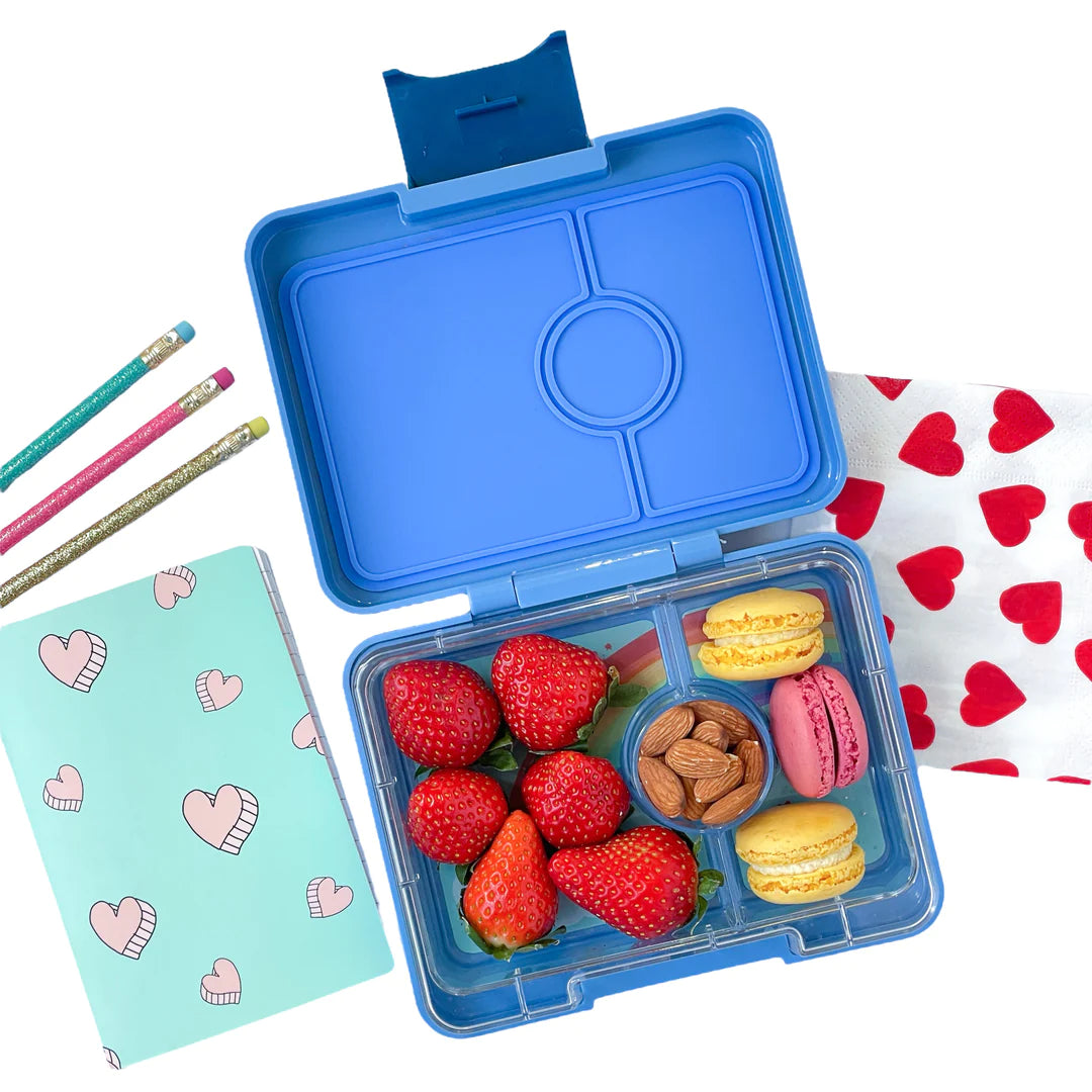 Yumbox Snack 3 oddelenia pravá modrá s potlačou (obláčiky)