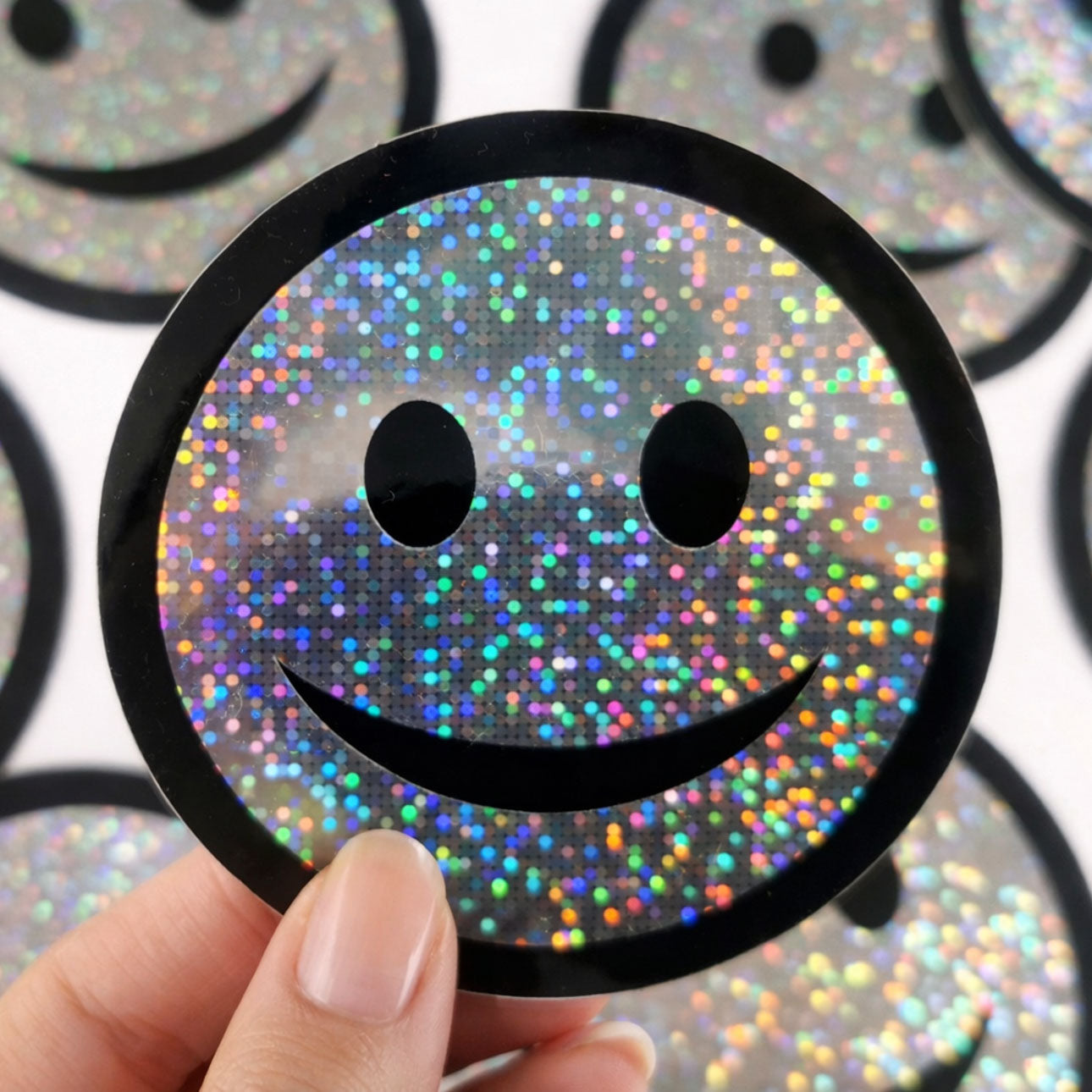 Trblietavá vodeodolná nálepka Smiley