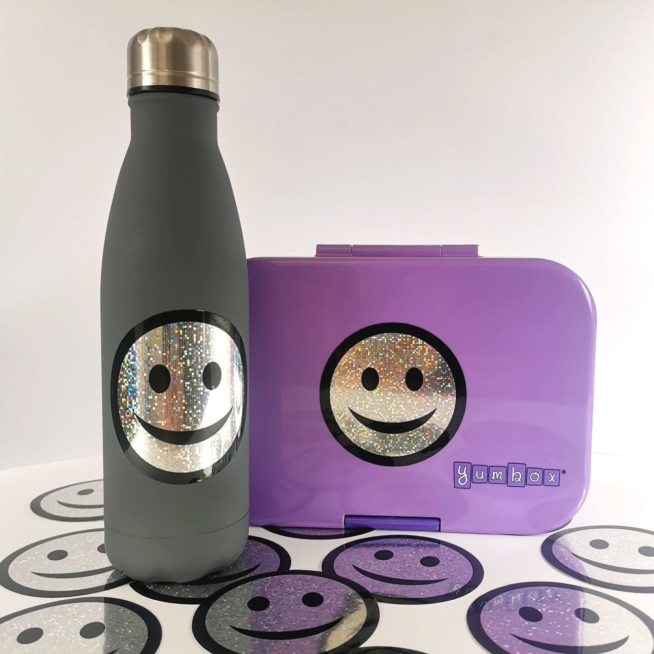 Trblietavá vodeodolná nálepka Smiley