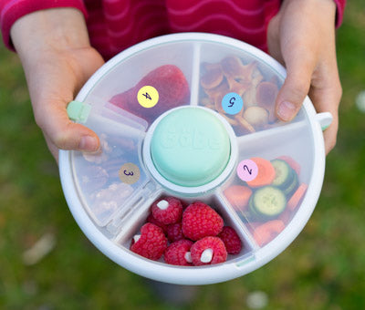 Göbe Snack Spinner - boxík s tlačidlom pre najmenších s 5 priehradkami sivý