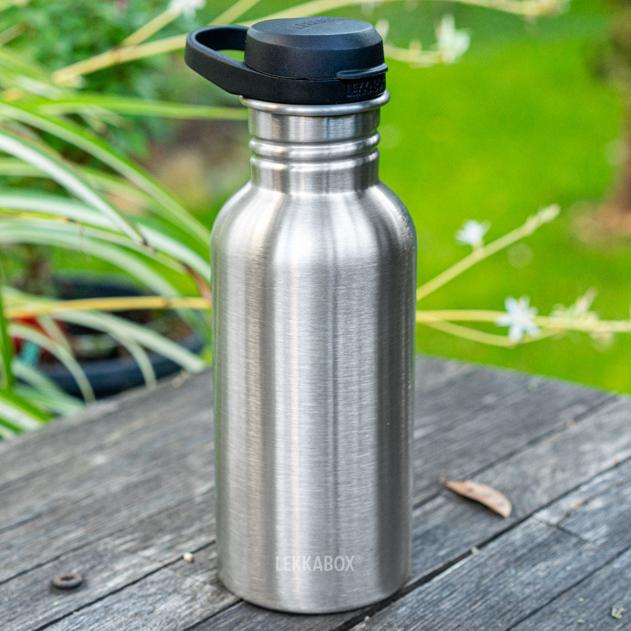 Športové free flow viečko pre všetky fľaše Lekkabox - čierna