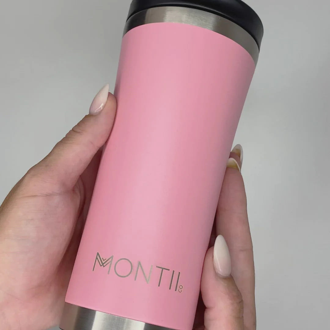 Montii Mega Coffee/Tea cup - termoizolačný hrnček na kávu/čaj jahoda 475ml