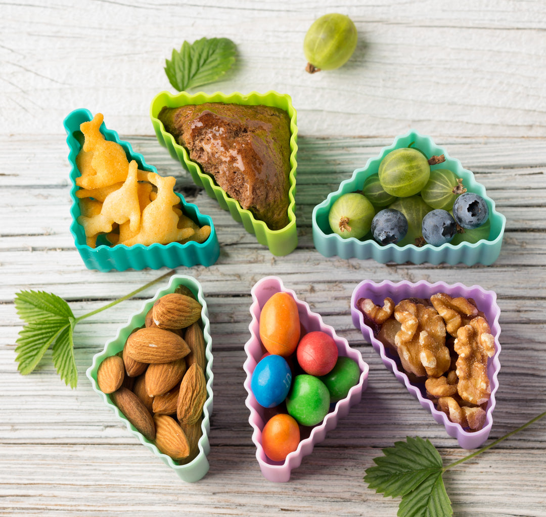 Sada 4 silikónových formičiek pertrolejovo jablková Lekkabox - trojuholníky